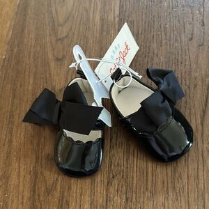Cat n Jack Baby Black Patent Shoes with Bow 
3-6 Mos